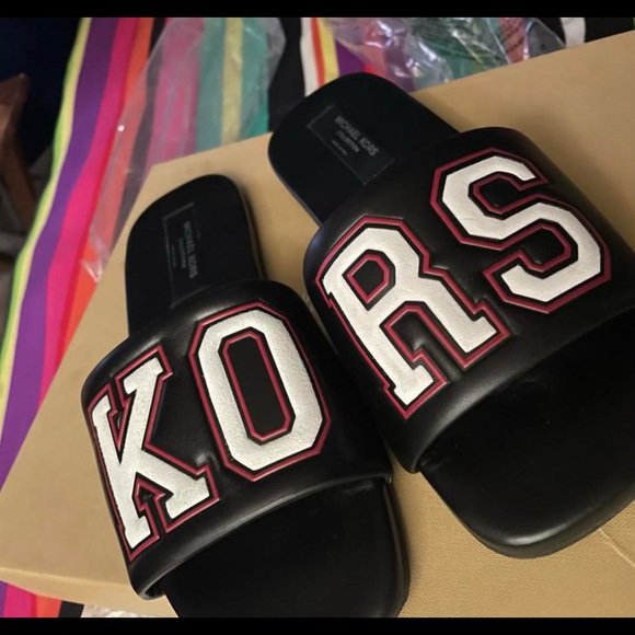 Delphine Runway - Picture 3 of 5